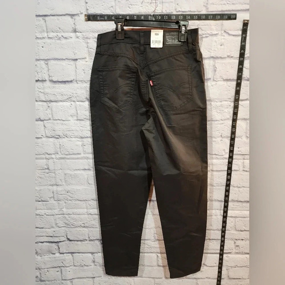 Levi's high-rise Mom black pants relaxed through hip and thigh Size 27x30 NEW - Picture 2 of 6